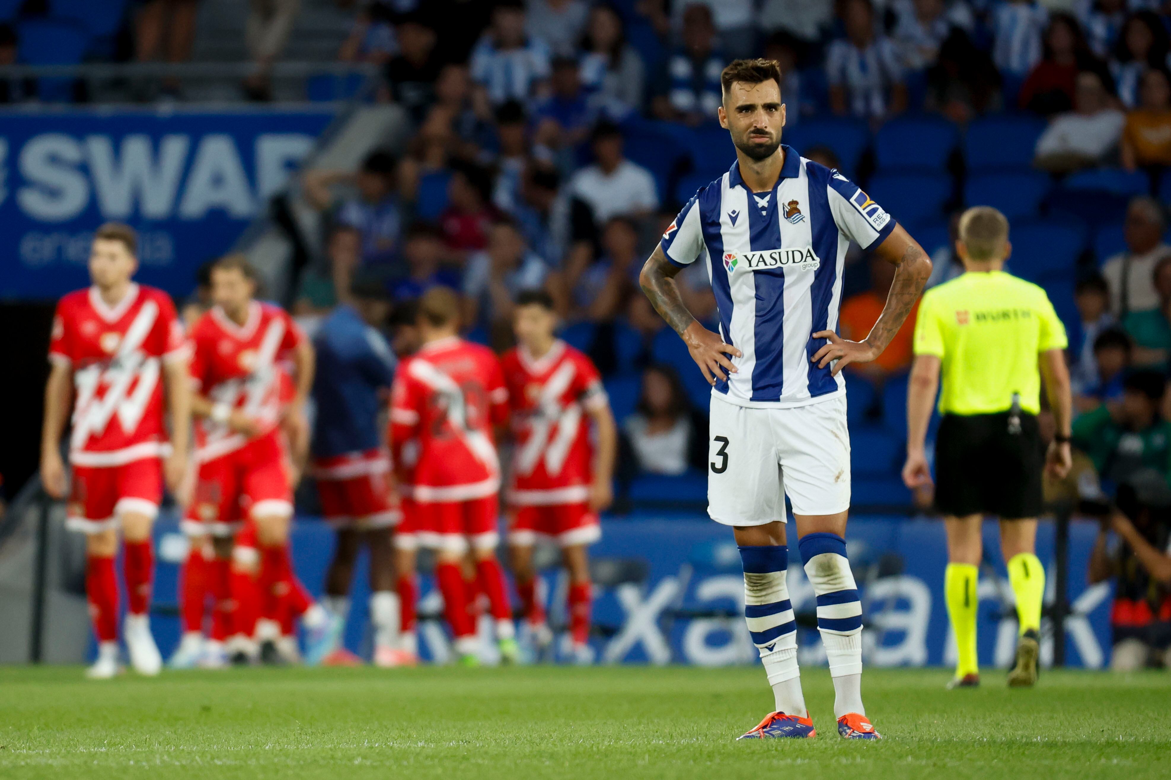 SAN SEBASTIÁN, 18/08/2024.- Brais Méndez, centrocampista de la Real Sociedad, tras el segundo gol del Rayo Vallecano, durante el partido de LaLiga entre la Real Sociedad y el Rayo Vallecano, este domingo en el Reale Arena de San Sebastián. EFE/ Javier Etxezarreta
