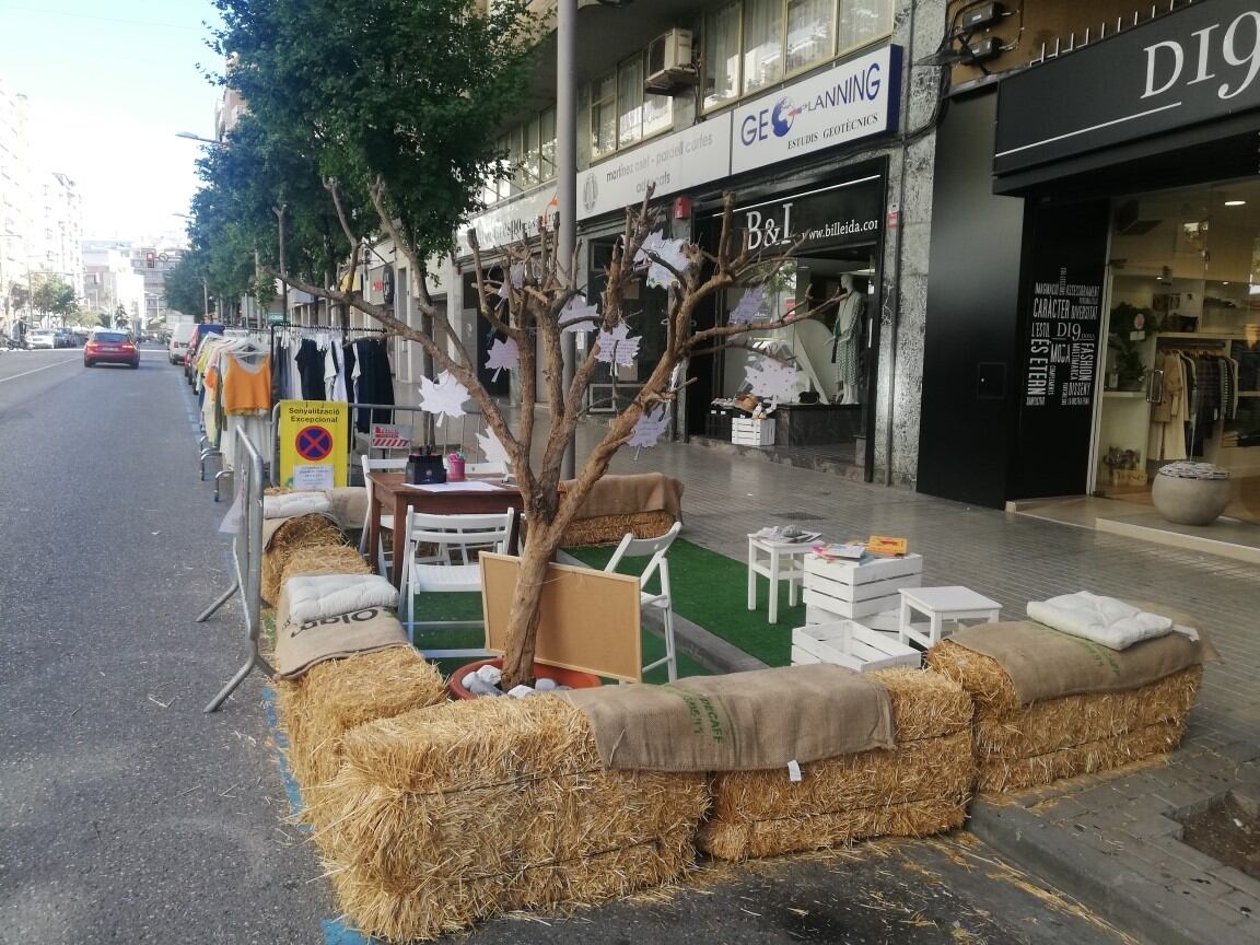 Algunes botigues de la Zona Alta proposen pel Parking Day espais de comerç o, com ha fet D19, zones per llegir contes o conversar en places d'aparcament. Foto: Ràdio Lleida.