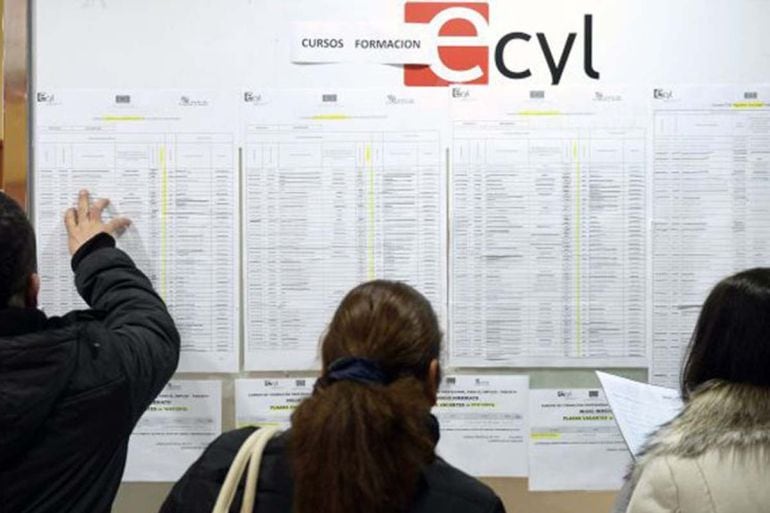Varias personas consultan un listado en una oficina del ECYL en Valladolid