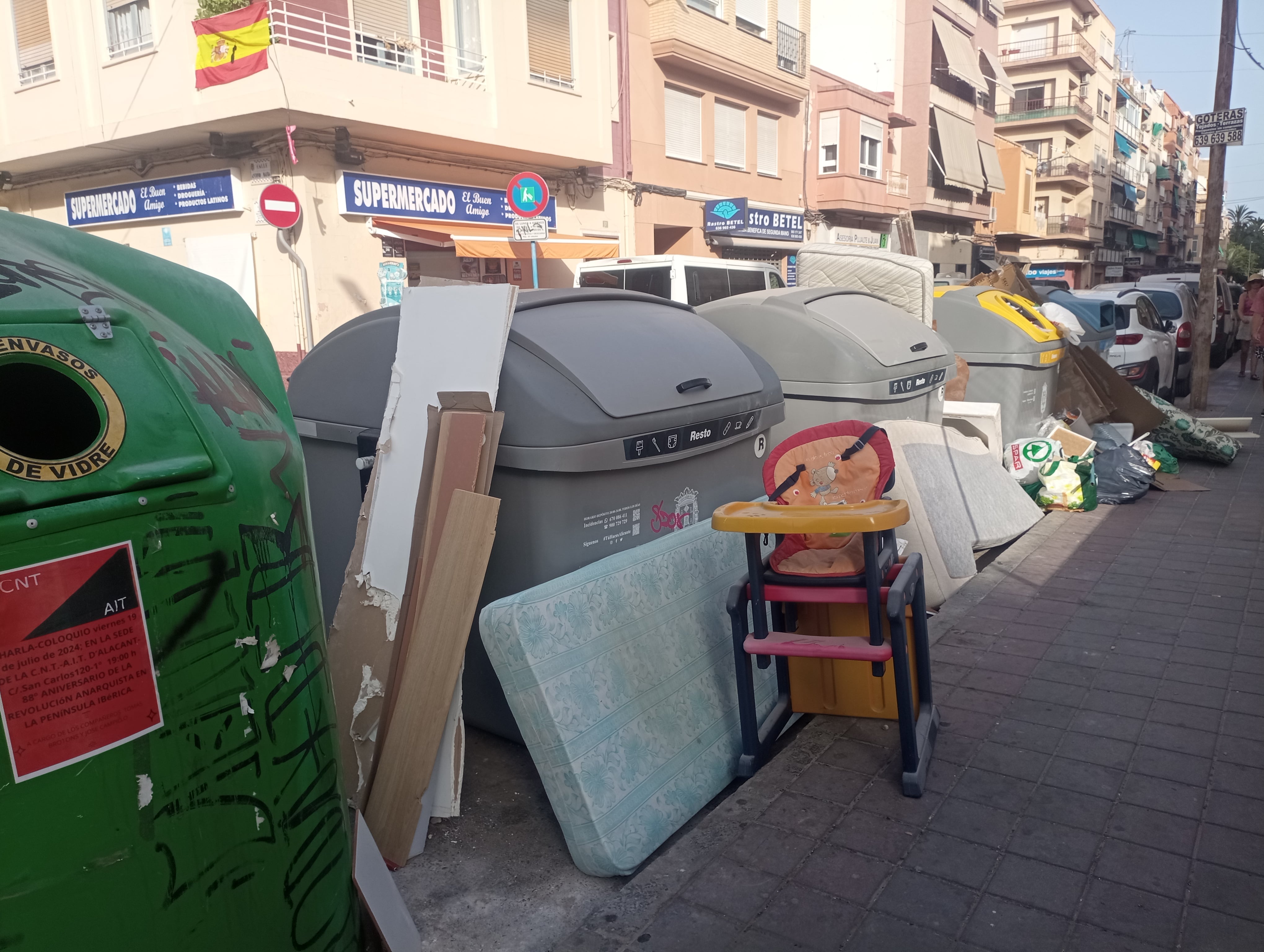 Isla de contenedores desbordados en el barrio de El Pla