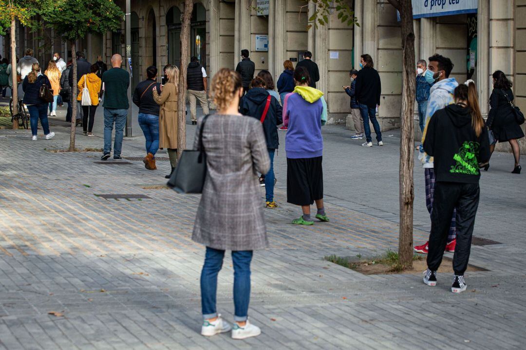 Cola en la calle manteniendo la distancia de seguridad