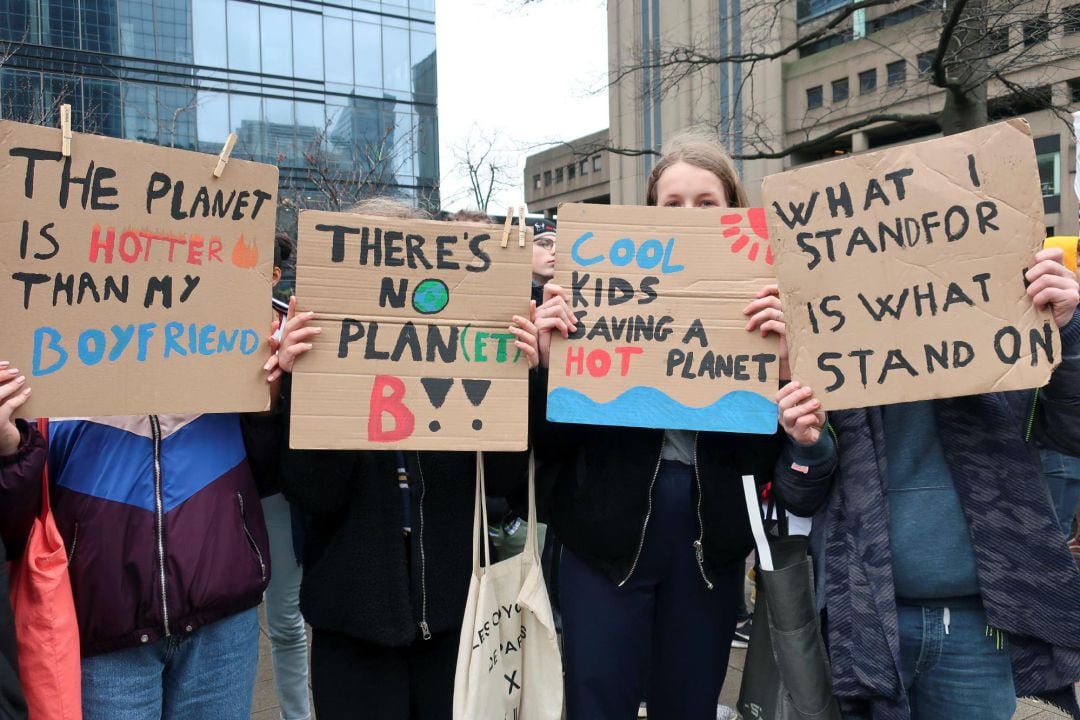  Cerca de 30.000 personas se han manifestado este viernes en Bruselas contra el cambio climático en el marco de las manifestaciones internacionales que se están celebrando en más de 1.800 ciudades del mundo por la convocatoria de Friday For Future.