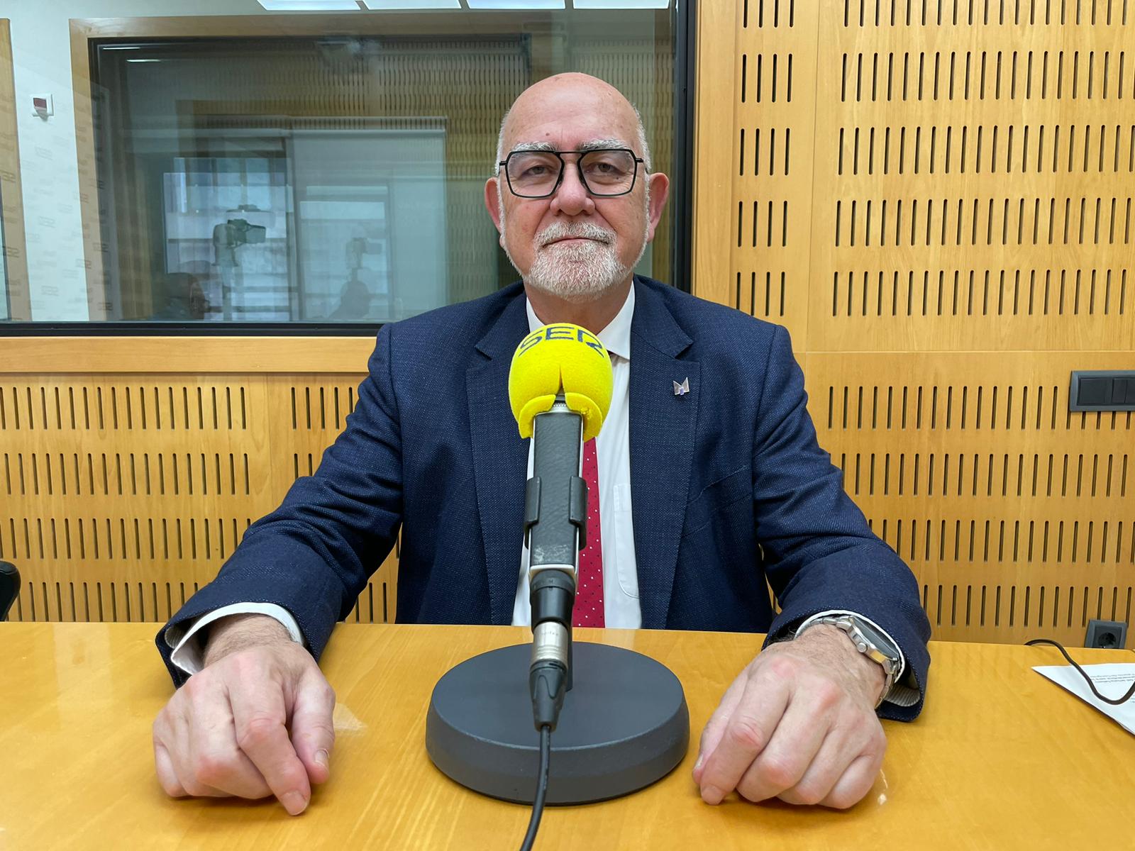 Jaime Giner, presidente del Colegio de Farmacéuticos de València en los estudios de Radio Valencia Cadena SER