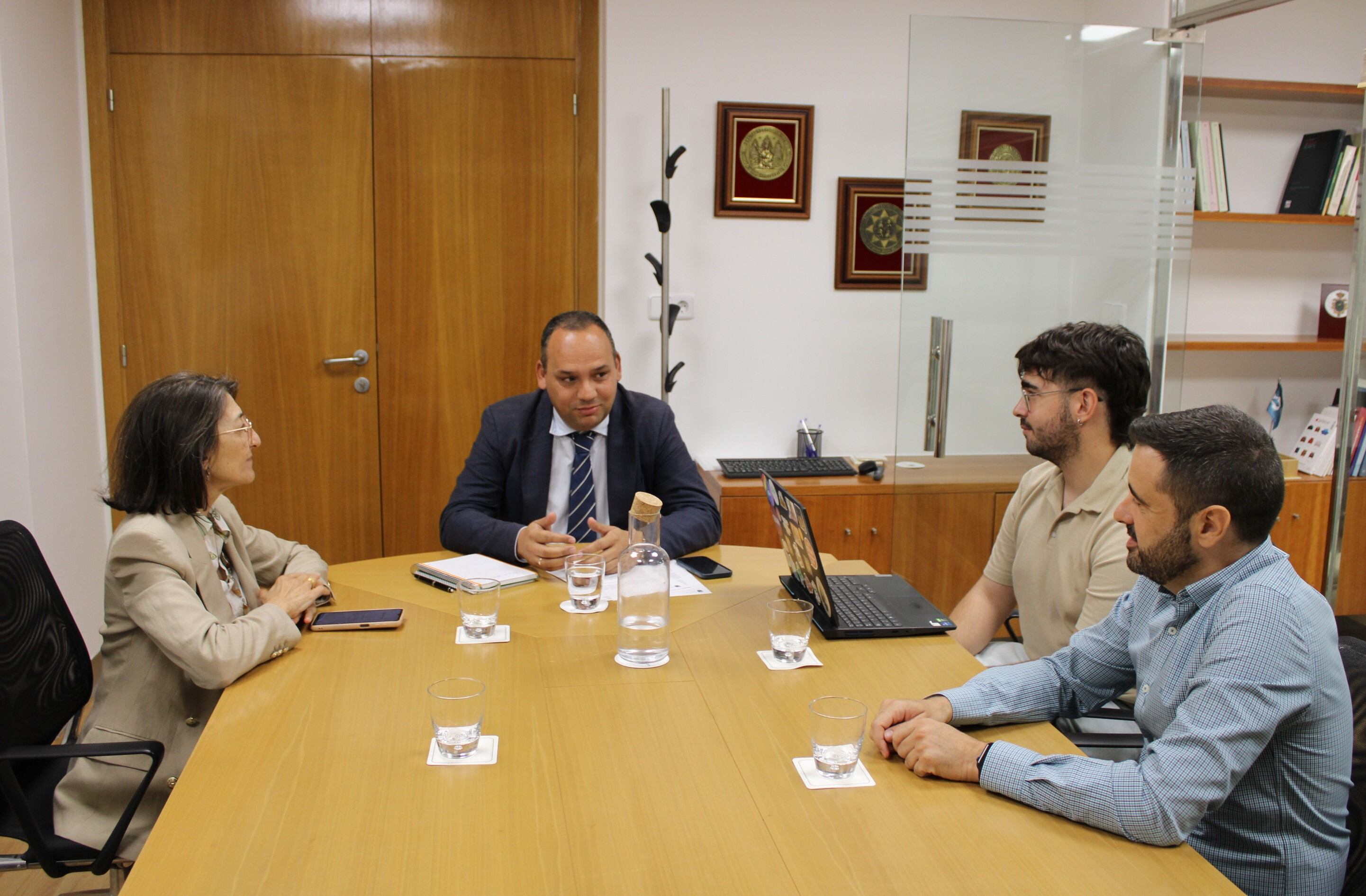 Antonio Caballero, durante la reunión con la vicerrectora de Ciencias de La Salud de la Universidad de Murcia, Paloma Sobrado; el presidente del Consejo de Estudiantes de la UMU, Miguel García, y el coordinador de estudiantes de la UMU, Diego García Ayuso