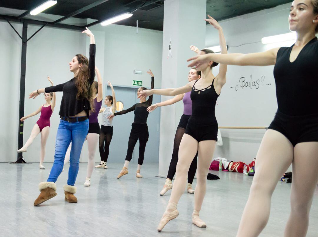 Elena Jiménez Alcalá, directora de danza clásica, impartiendo una clase