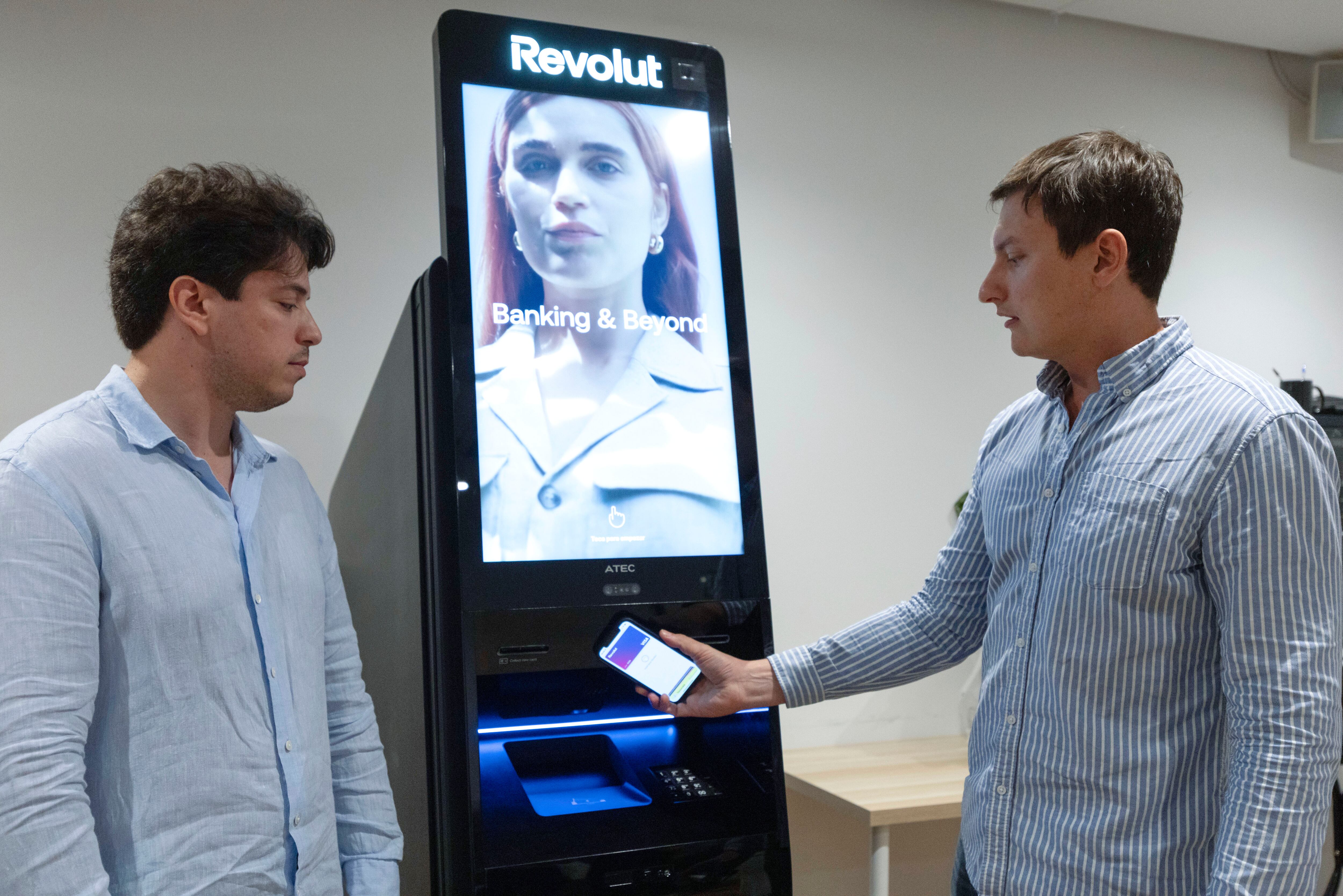 GRAFCAT9050. BARCELONA, 03/06/2025.- El banco digital Revolut dará el paso al dinero en efectivo mediante el despliegue de sus primeros 50 cajeros automáticos físicos a nivel mundial en las ciudades de Barcelona y Madrid, con la previsión de alcanzar las 200 máquinas en ciudades de toda España en 2026 y extenderse después por Europa. EFE/Marta Pérez
