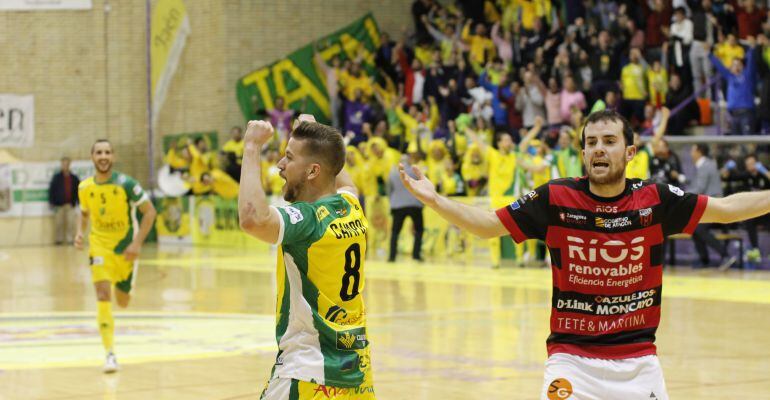 Los jugadores del Jaén Paraíso Interior celebran uno de los tantos anotados en la semifinal ante Ríos Renovables Zaragoza.