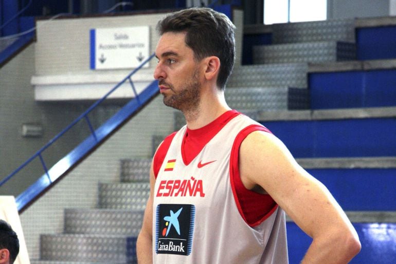 Fotografía facilitada por la Federación Española de Baloncesto (FEB) de Pau Gasol durante el último entrenamiento que ha realizado hoy la Selección Española en Madrid, antes de poner rumbo a Lituania, donde el equipo disputará el lunes un nuevo encuentro 