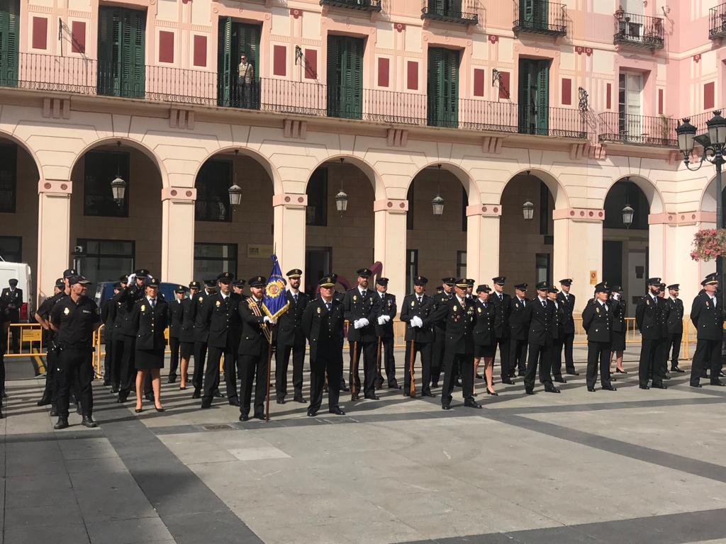 Formación de policías en la plaza López Allué en el día de la Policía Nacional en Huesca