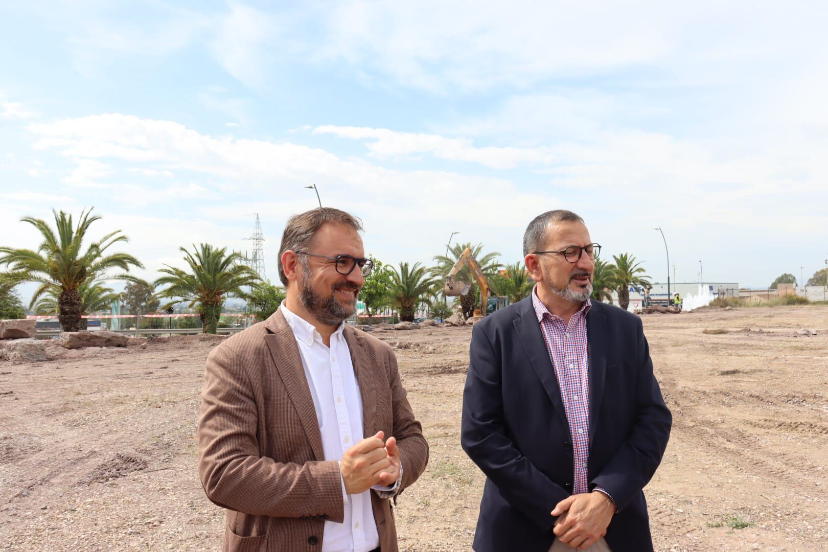 Diego José Mateos, alcalde en funciones y José Luis Ruiz, edil de Urbanismo en funciones en los terrenos de la antigua subestación eléctrica