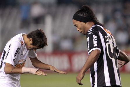 Neymar, con la camiseta del Santos, y Ronaldinho, con la camiseta del Atletico Mineiro, durante un partido que les enfrentó en el campeonato brasileño en 2012.