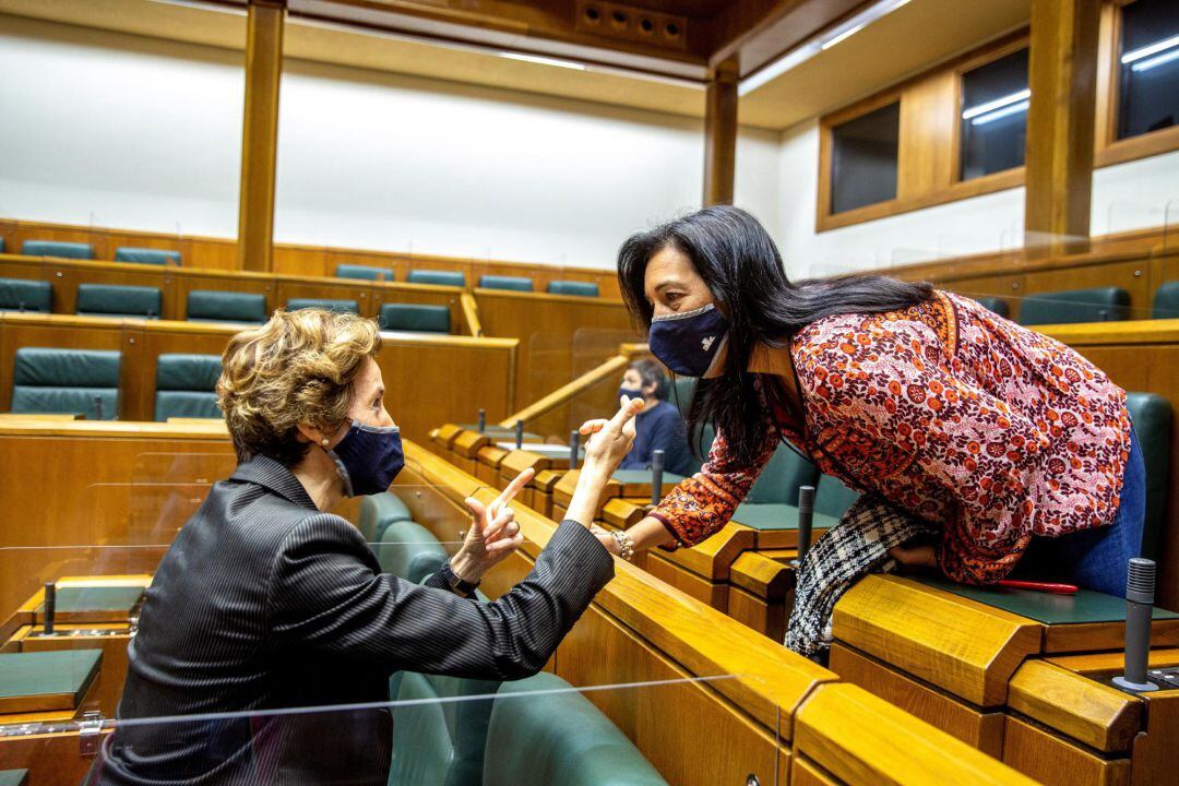  La presidenta de la comisión de Trabajo y Empleo del Parlamento Vasco, Sonia Pérez (i), charla con la parlamentaria de Vox, Amaia Martínez (d),