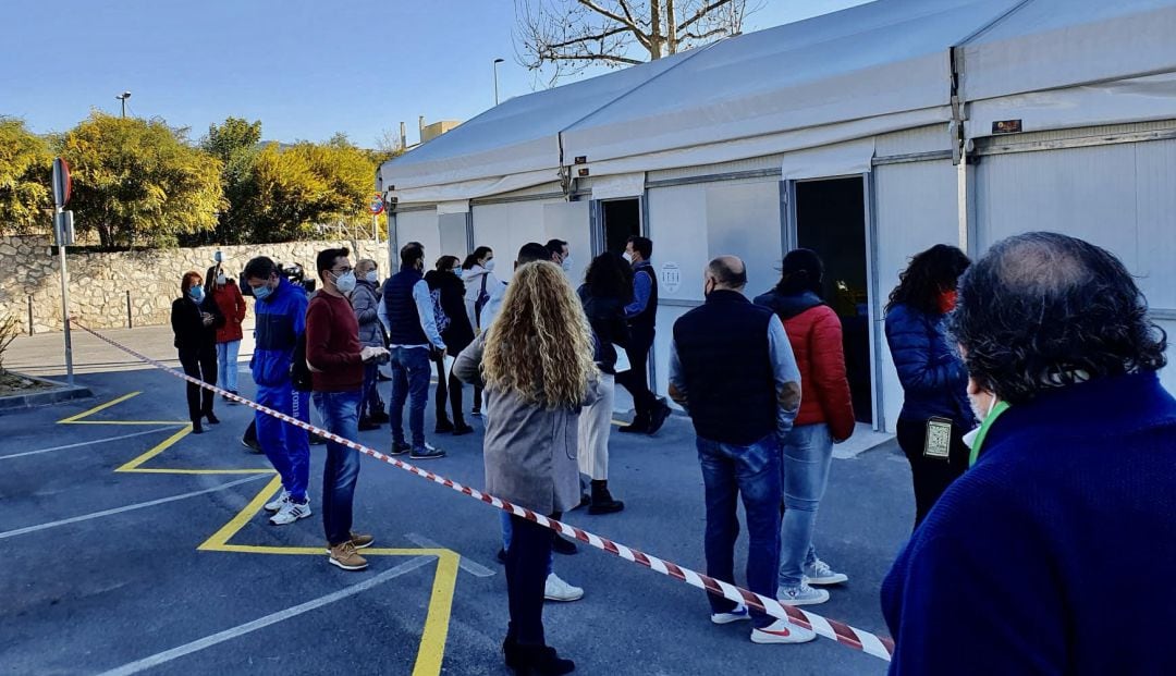 Maestros esperando turno para vacunarse este martes en la Axarquía