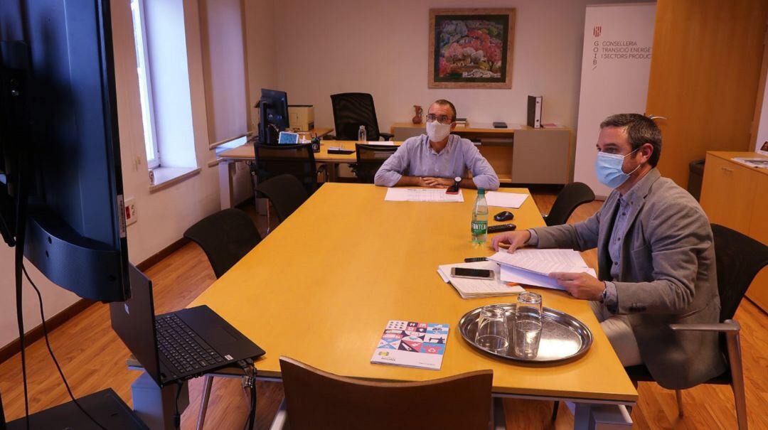 El vicepresidente y conseller de Transición Energética, Juan Pedro Yllanes, y el director general de Comercio, Miquel Piñol.