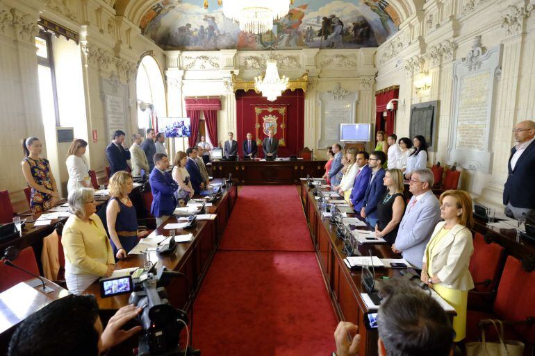 Los concejales han mantenido un minuto de silencio por los atentados de Estambul en el pleno municipal del ayuntamiento de Málaga