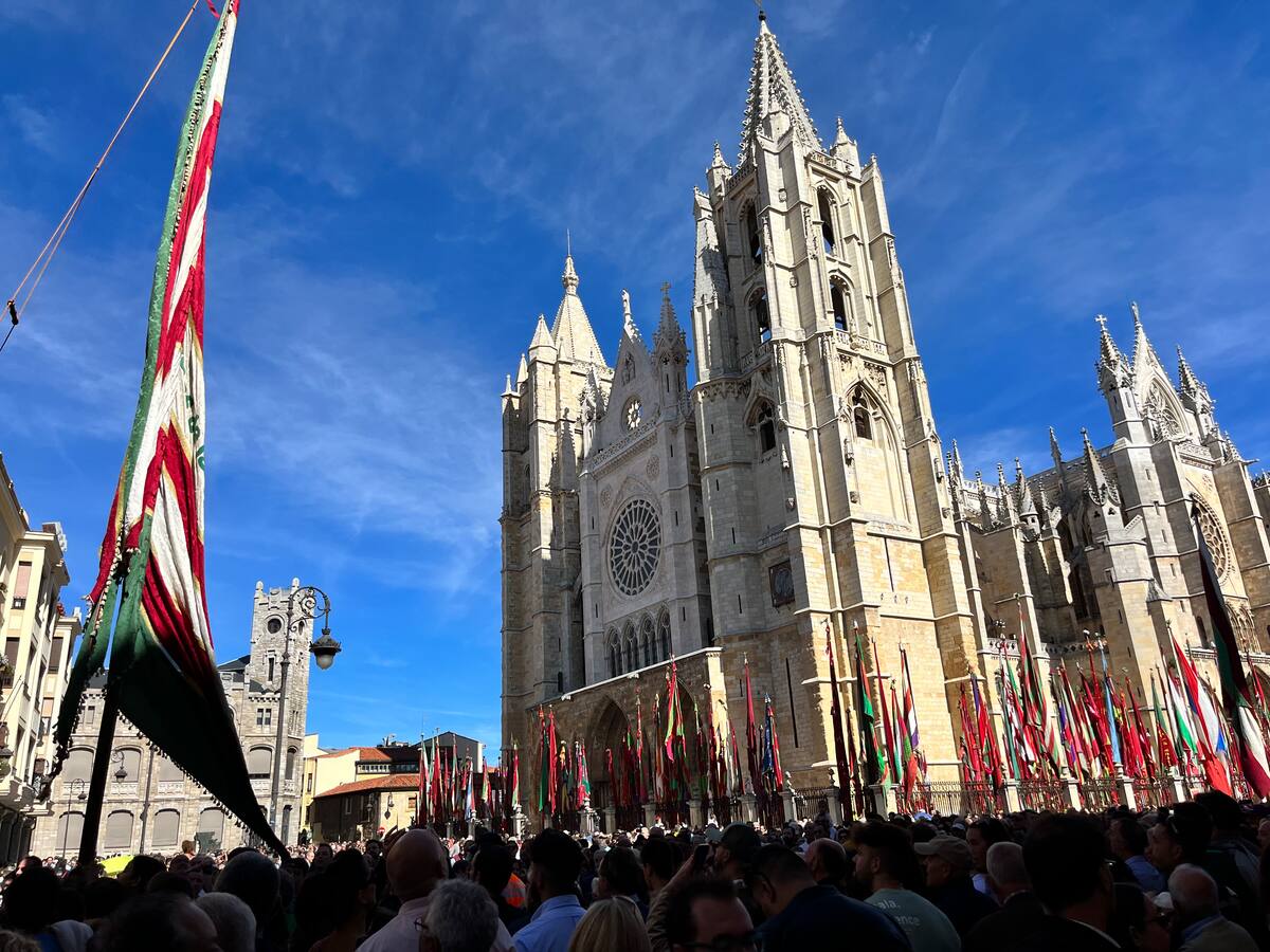 Los carros y pendones devuelven a San Froilán su colorido bullicio