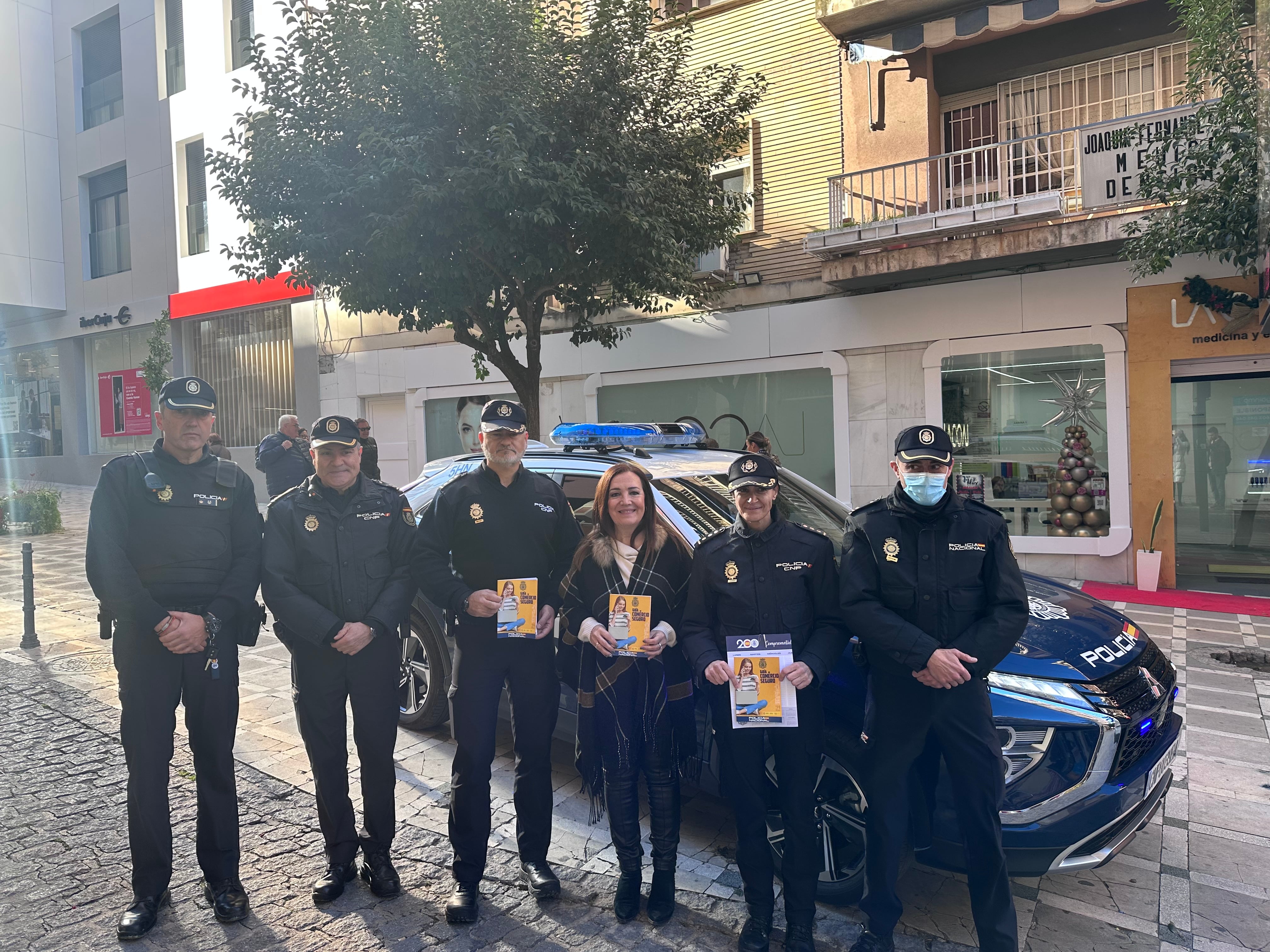Agentes del CNP junto a la subdelegada del Gobierno en Jaén, Catalina Madueño.