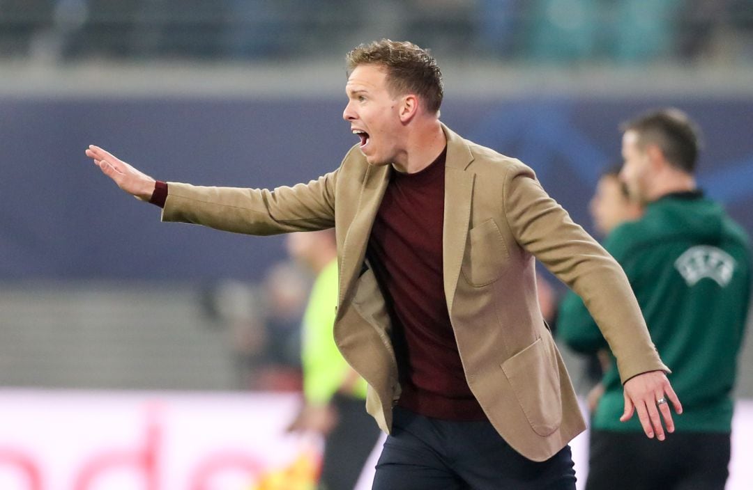 Nagelsmann da instrucciones a sus jugadores durante un partido