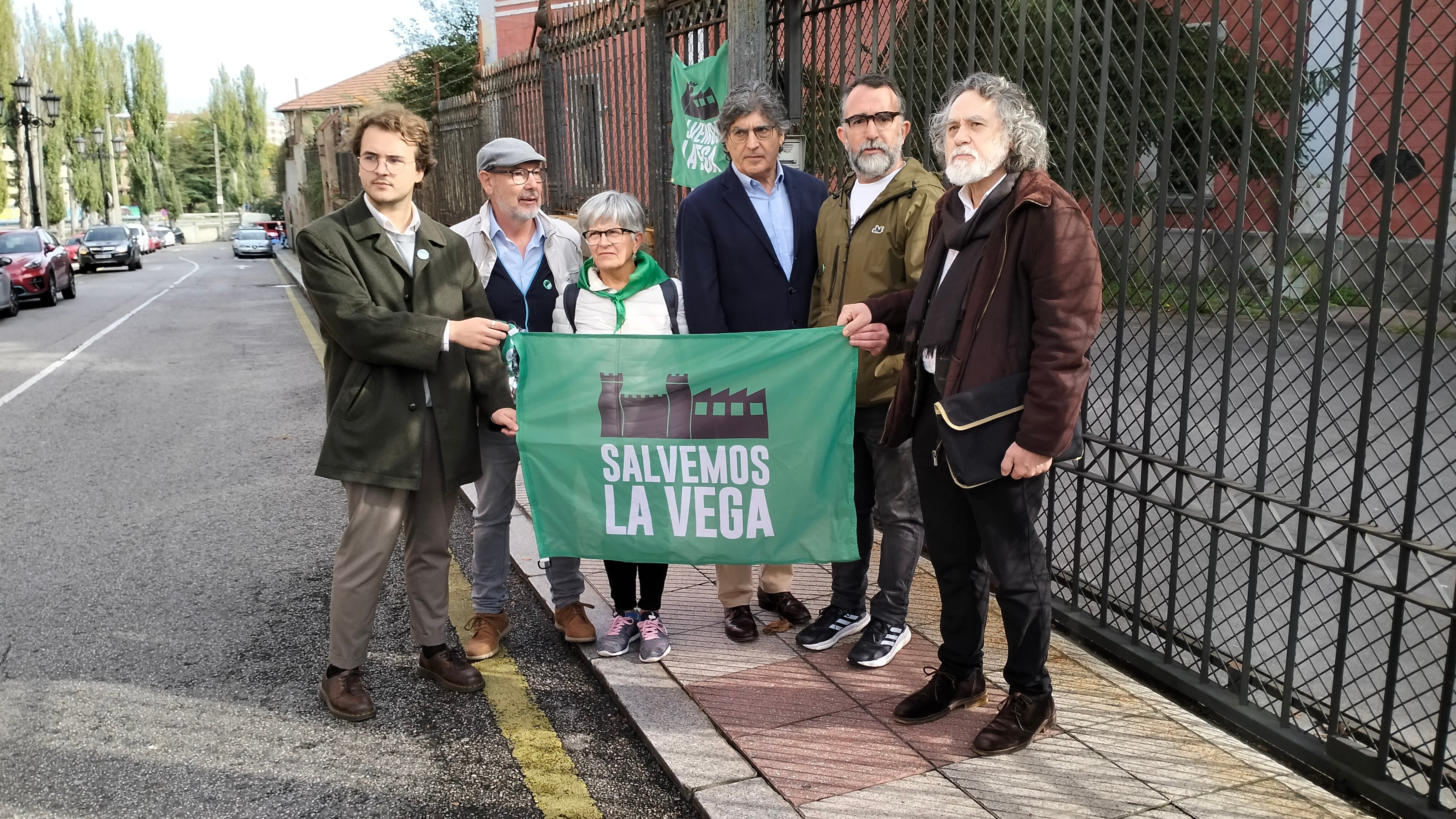 Varios miembros de la Plataforma &quot;Salvemos La Vega&quot; posan frente a la puerta principal de la antigua fábrica de armas