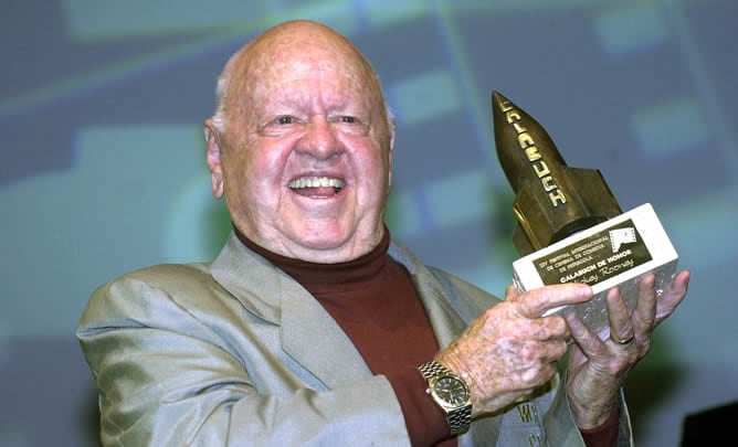 Mickey Rooney recogía un premio en el Festival Internacional de Cine de Comedia de Peñíscola (Castellón) en 2002