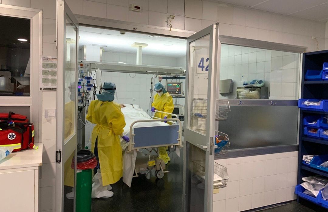Profesionales sanitarios en el Hospital Regional de Málaga