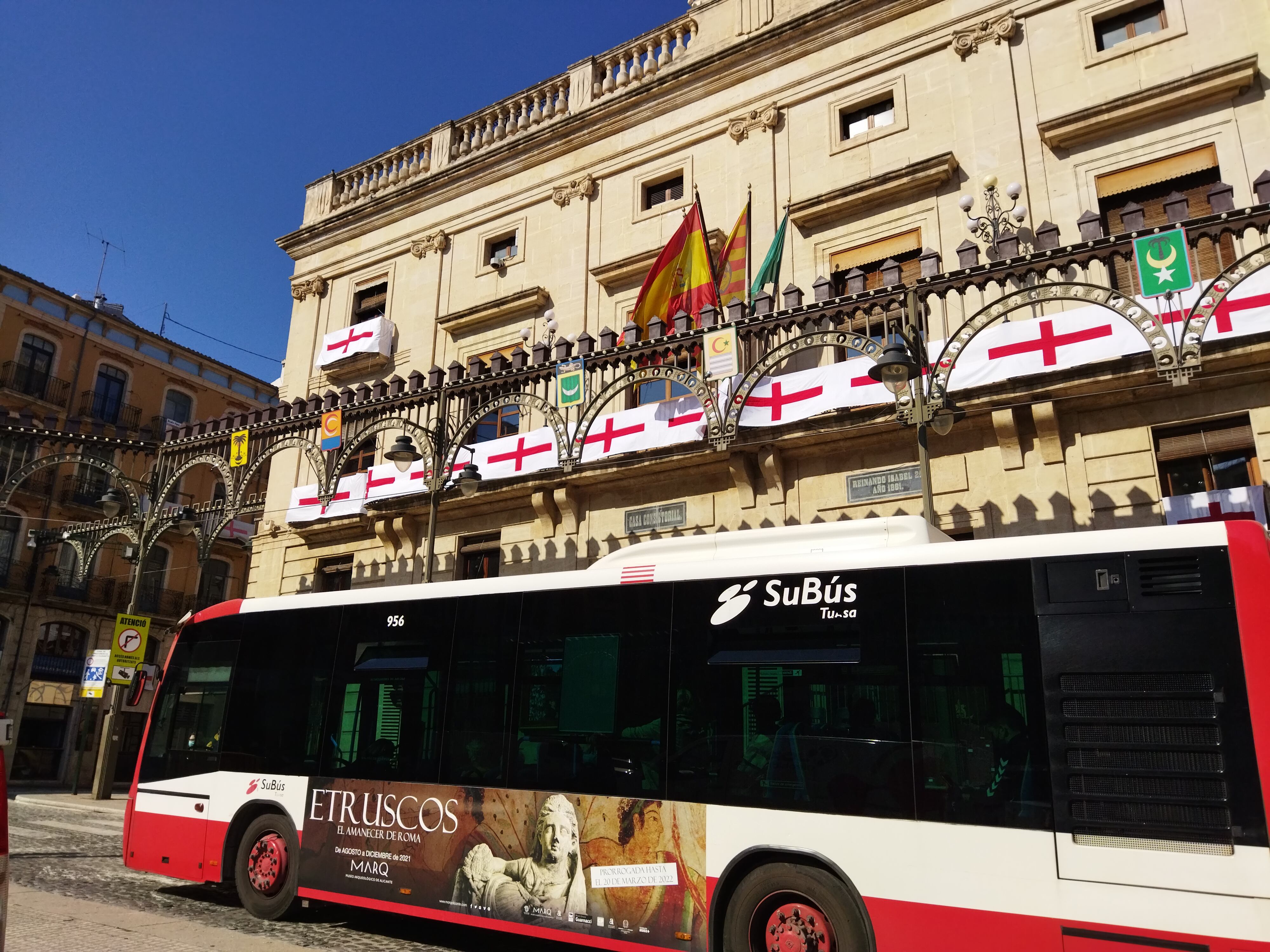Un autobús del servicio urbano pasa por delante del Ayuntamiento de Alcoy