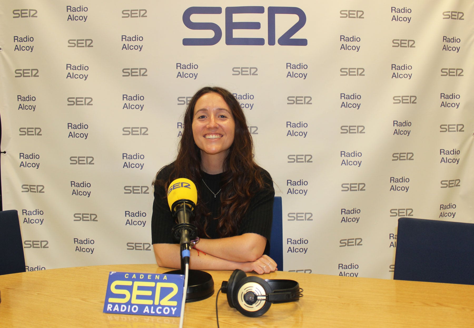 Berta Iñíguez, en l&#039;estudi central de Radio Alcoy