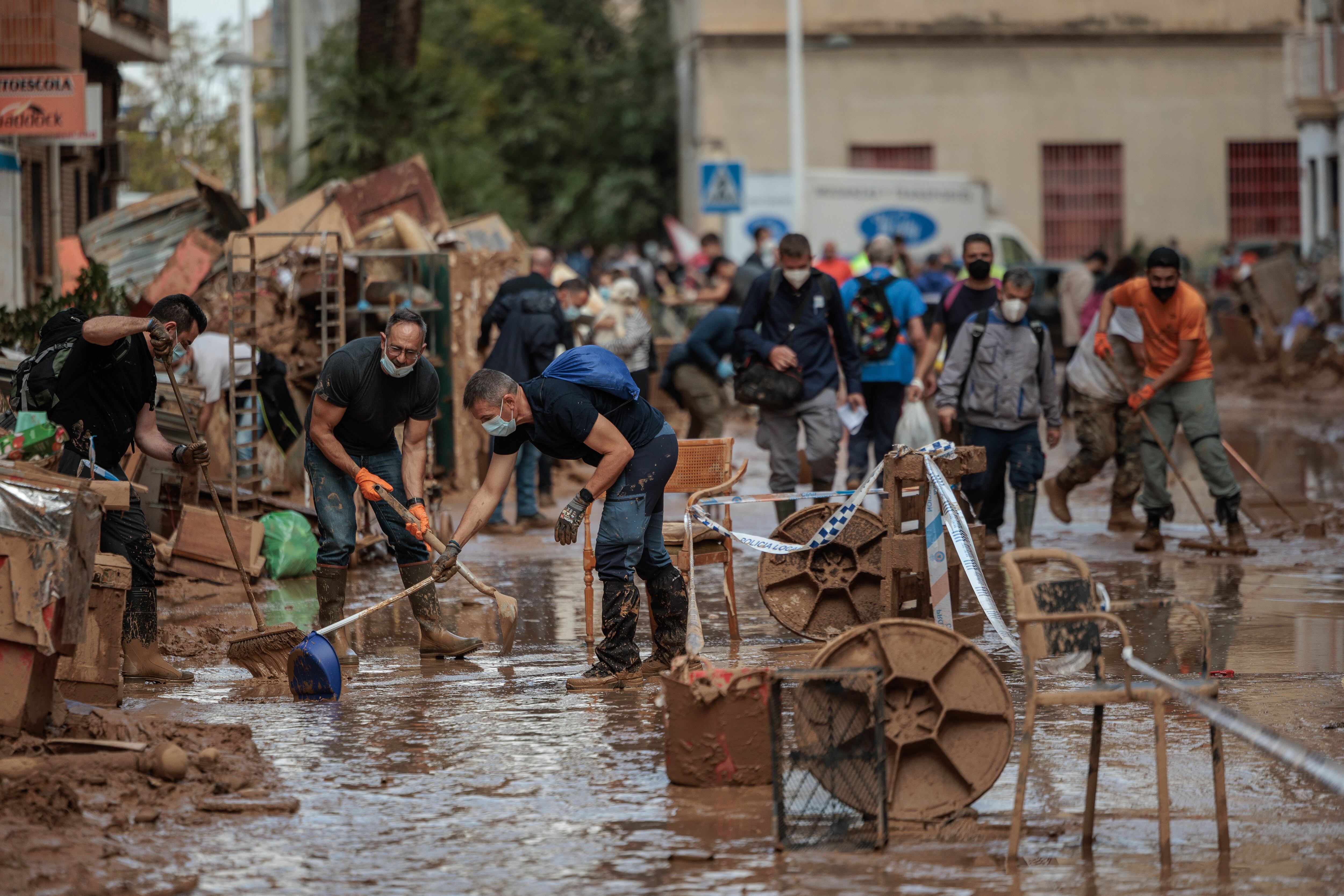 Labores de limpieza y desescombro en Paiporta, Valencia, uno de los municipios gravemente afectados por el paso de la DANA el pasado martes, 29 de octubre. EFE/Biel Aliño