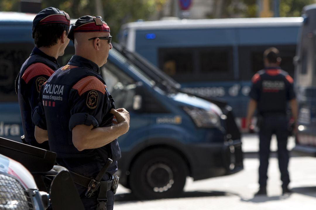 Imagen de archivo de dos agentes de los Mossos d&#039;Esquadra, en Barcelona