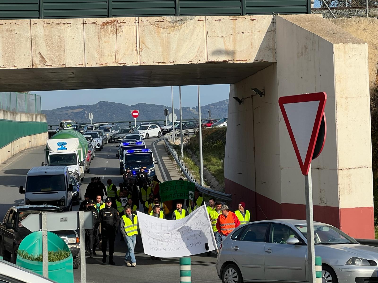 Los agricultores están movilizándose en el principal acceso a Ronda provocando retenciones en el tráfico