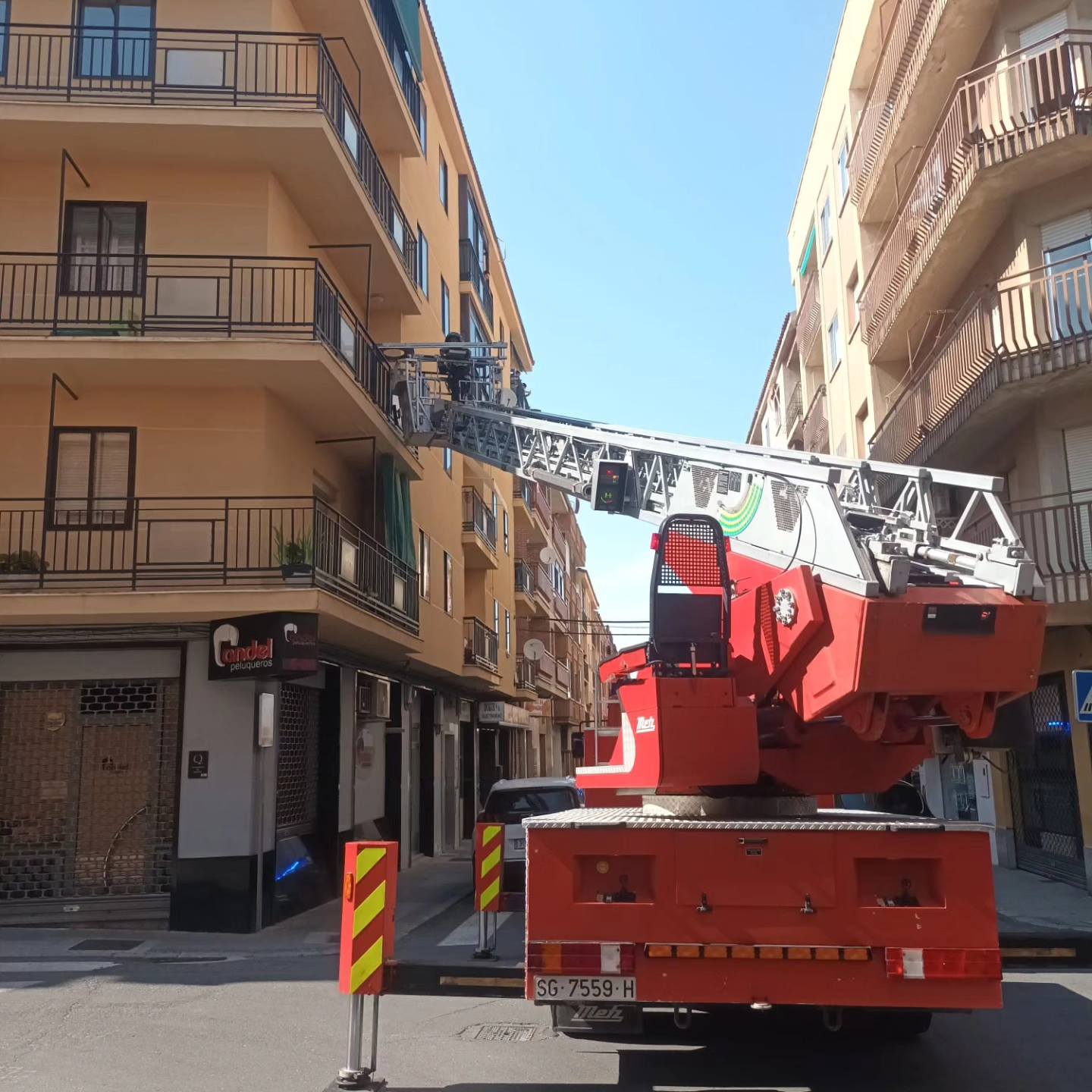 Los bomberos de Segovia rescatan a una mujer del interior de su vivienda