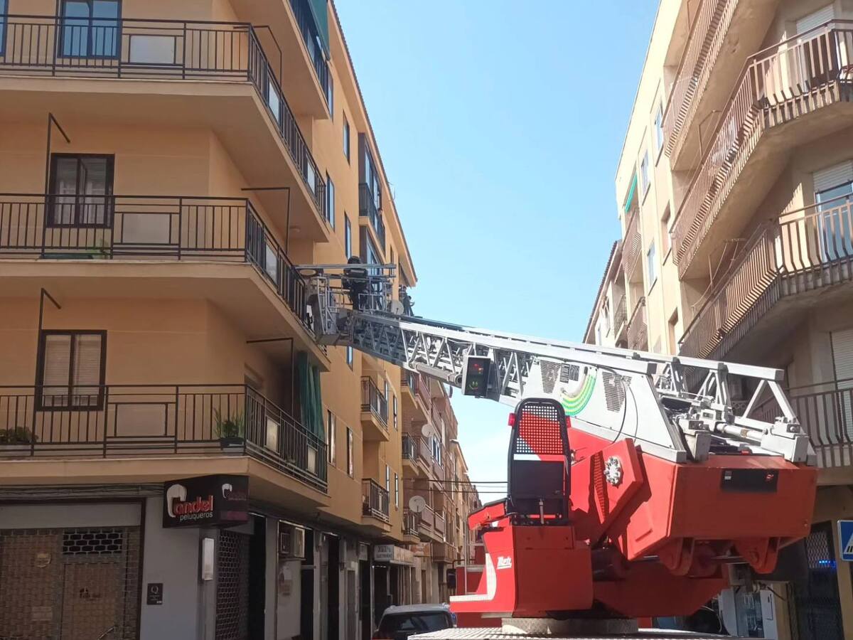 Los bomberos de Segovia rescatan a una mujer del interior de su vivienda