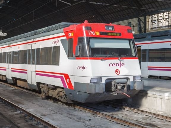 Dos trenes de Cercanías de Renfe, en la estación del norte de València. 