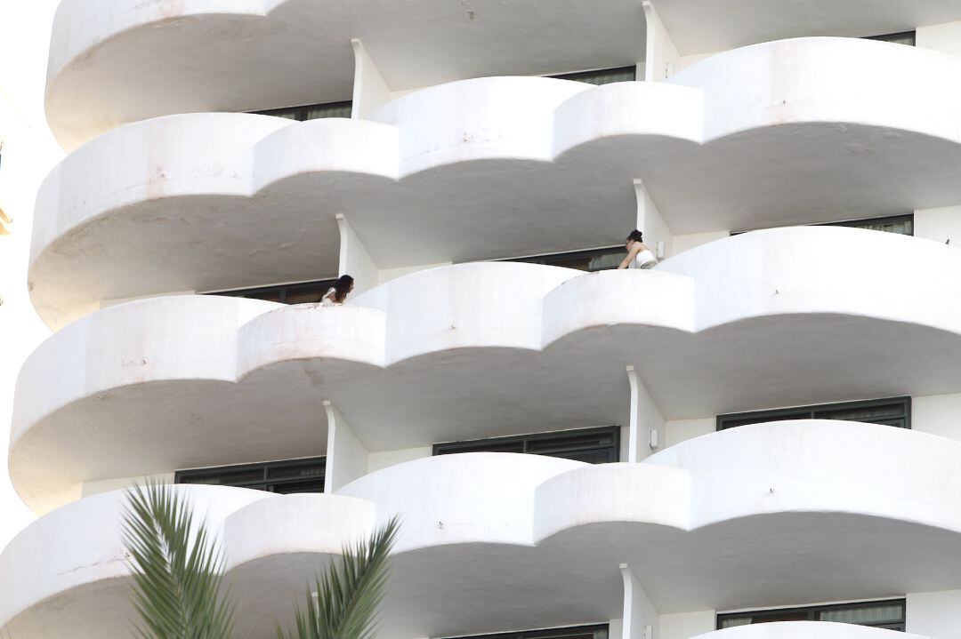 Dos jóvenes en un balcón del hotel Palma Bellver