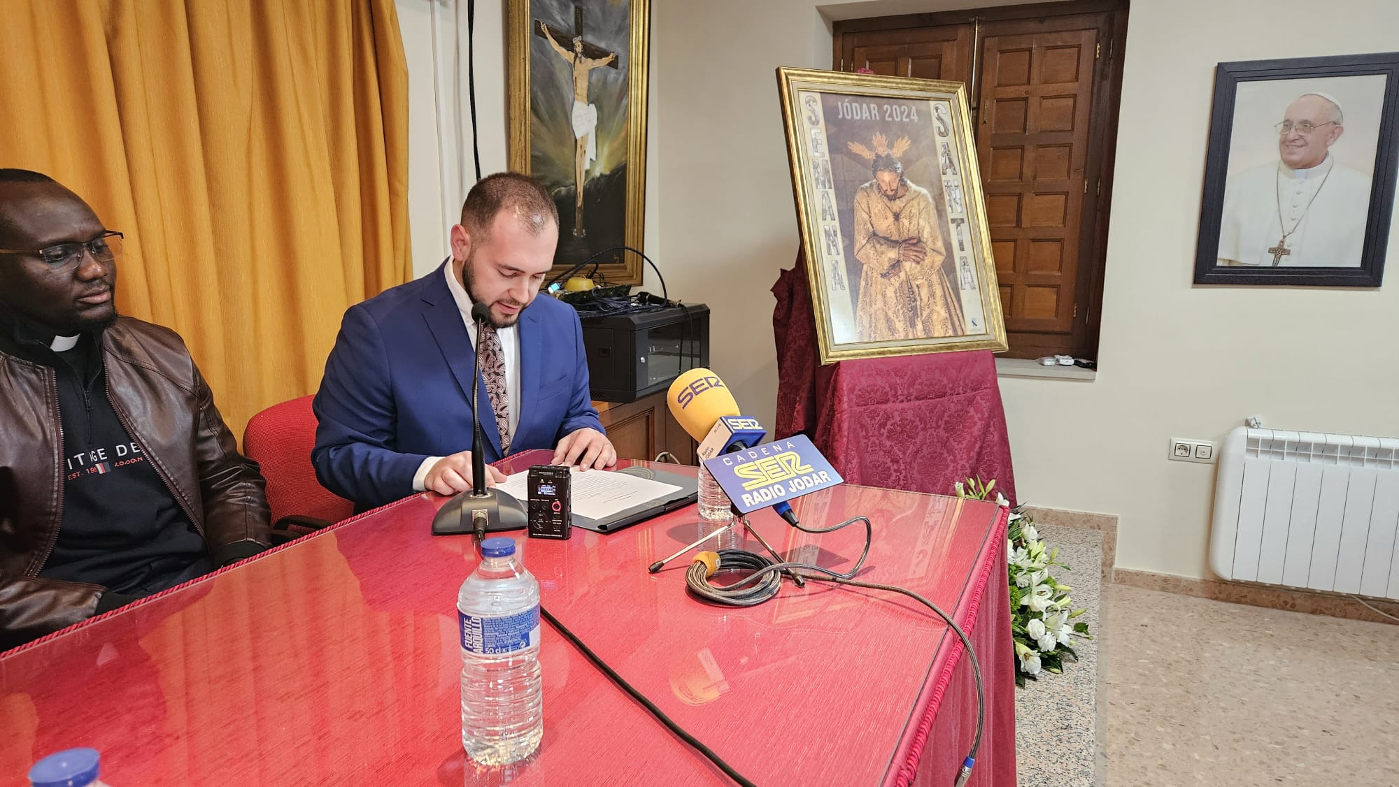 Momento de la intervención del autor del cartel, Juan López García