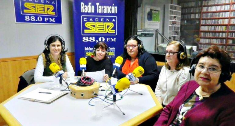 Noemí Orozco, profesional de Atención Temprana, junto a Nazaret, Mónica, Mari Carmen y Charo