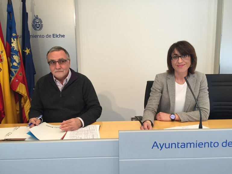 La concejala, Patricia Maciá, y el técnico, Ignacio Llop