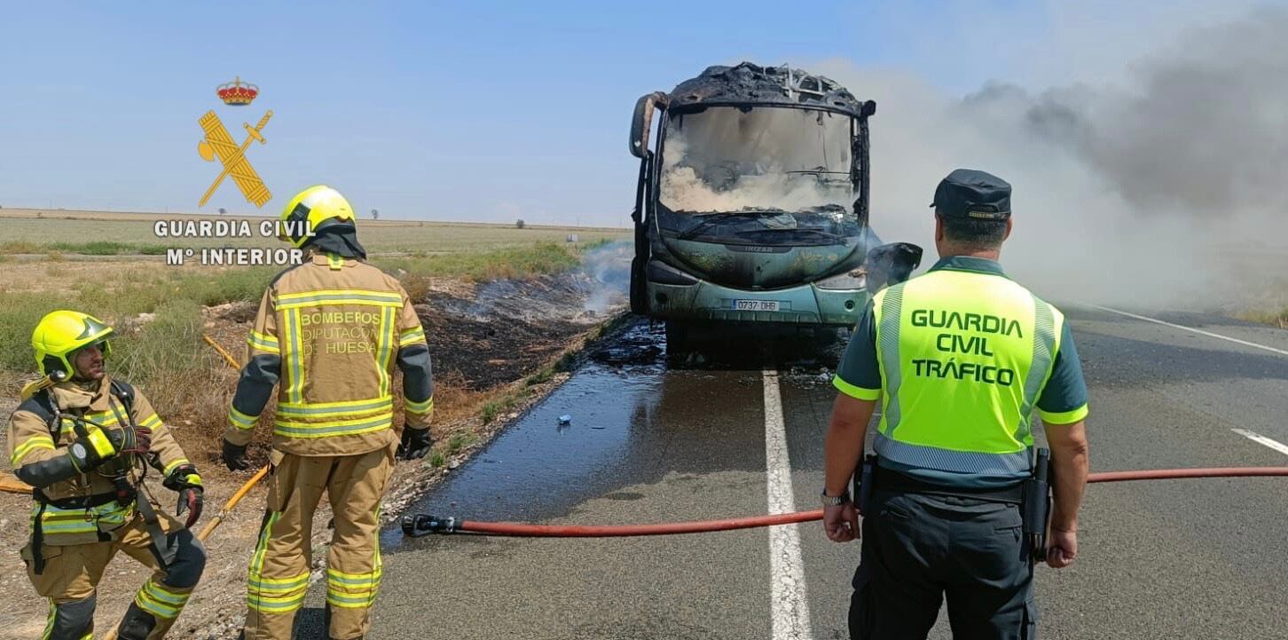 Imagen del autobús incendiado en Fraga