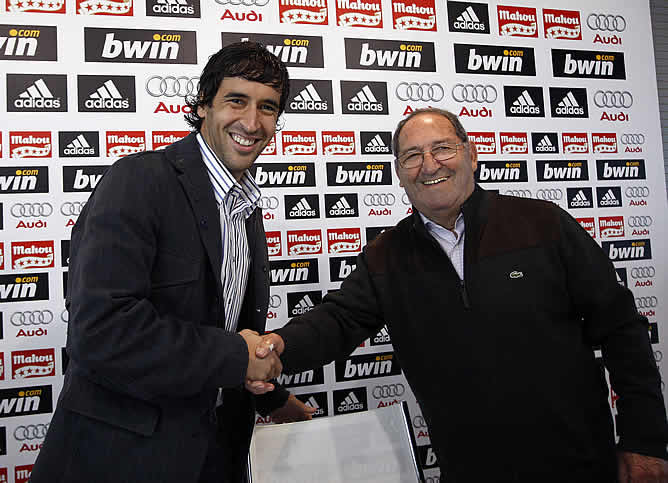 Raúl y Gento en la presentación de la XXIX edición del Trofeo Santiago Bernabéu.