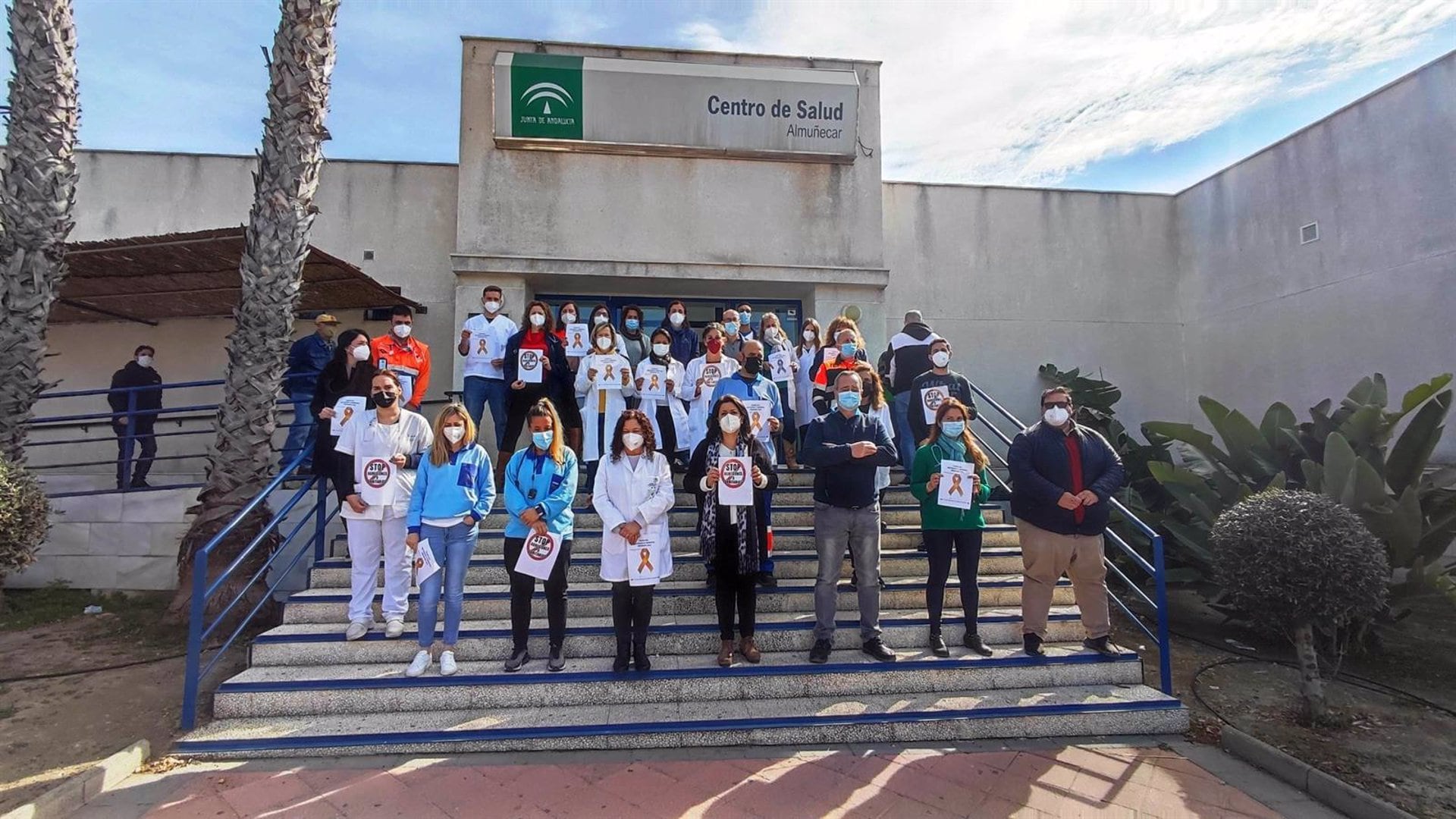 El personal sanitario guarda minuto de silencio en las puertas del centro de salud de Almuñécar