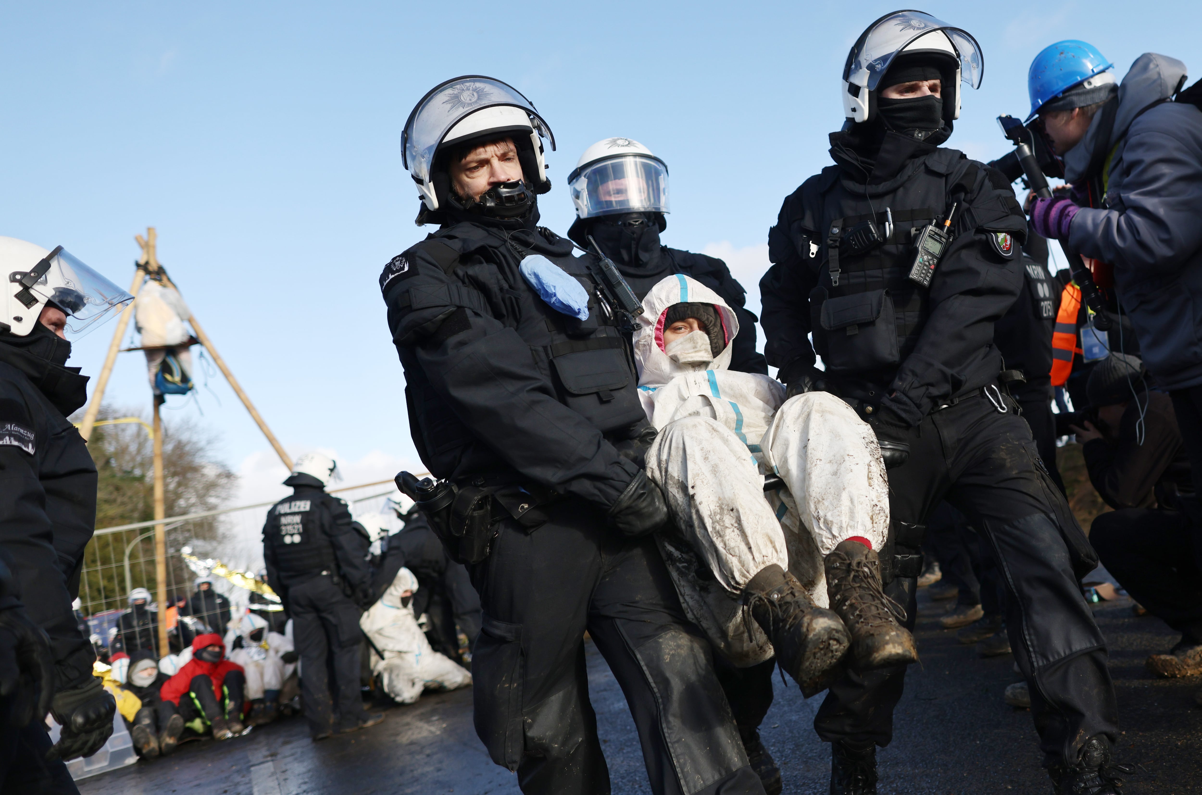 Varios centenares de policías avanzan en el desalojo del municipio, ocupado desde hace dos años por activistas de defensa del clima después de que sus habitantes vendieran sus propiedades y lo abandonaran a su suerte: la de ser demolido y horadado por las gigantescas tuneladoras mineras que extraerán lignito de sus entrañas.