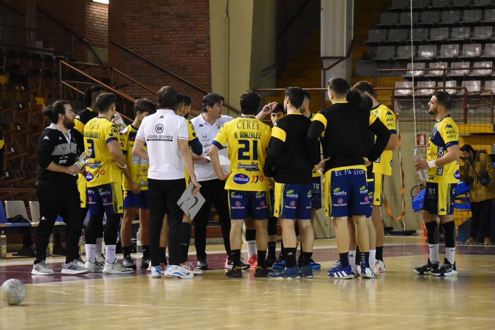 La escuadra amarilla sobre el parqué del Palacio de Deportes de León