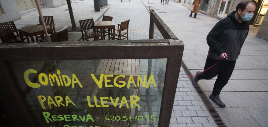 Un hombre pasa por delante de la terraza de un restaurante el 15 de enero de 2021