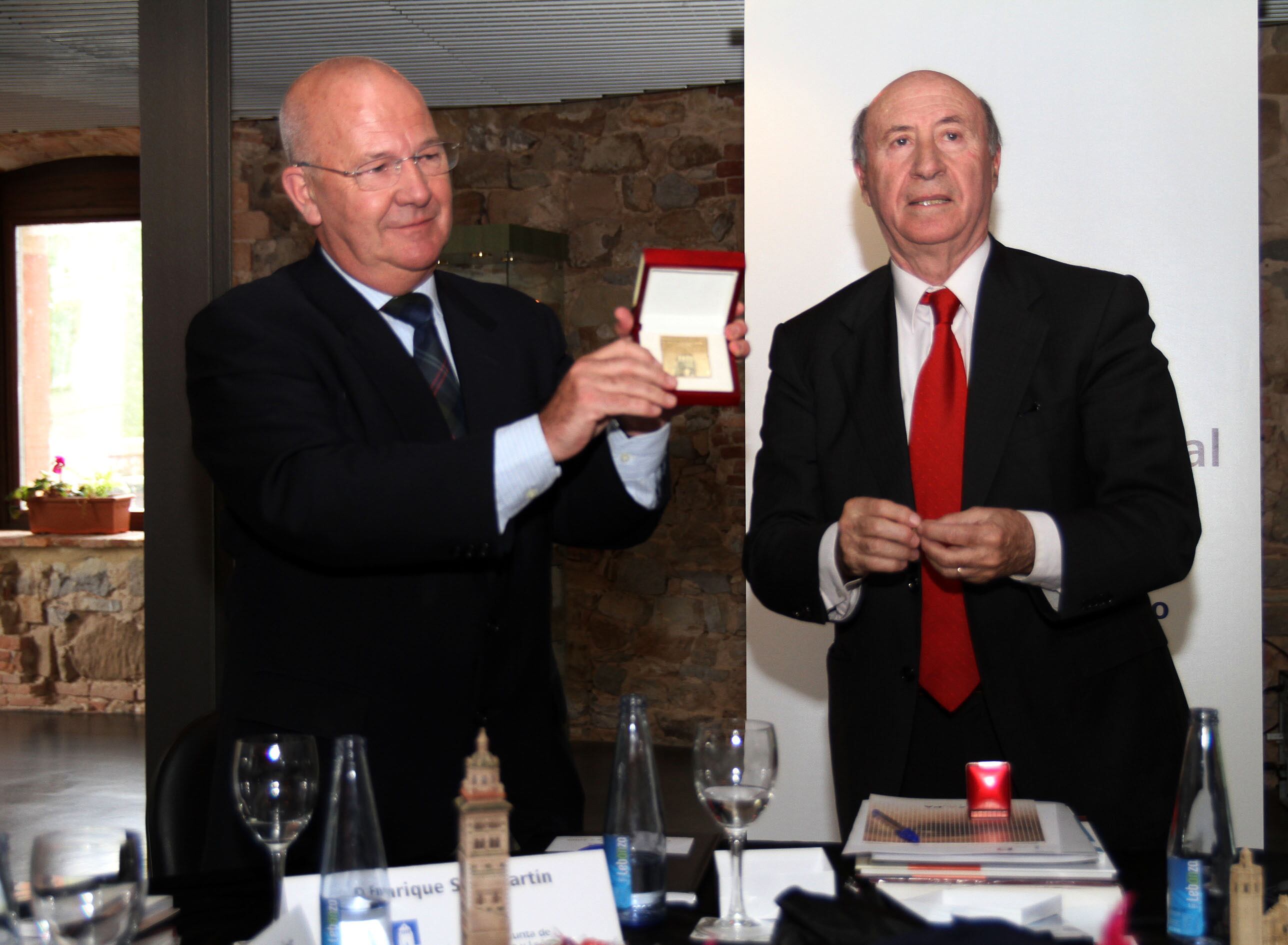 El economista salmantino y ex presidente de Caja Duero Sebastián Battaner (izquierda) recibe la Medalla de Oro de la Fundación Santa María la Real, de la mano de su presidente, José María Pérez, Peridis (derecha), como reconocimiento a su trabajo en pro de la restauración, conservación y difusión del patrimonio
