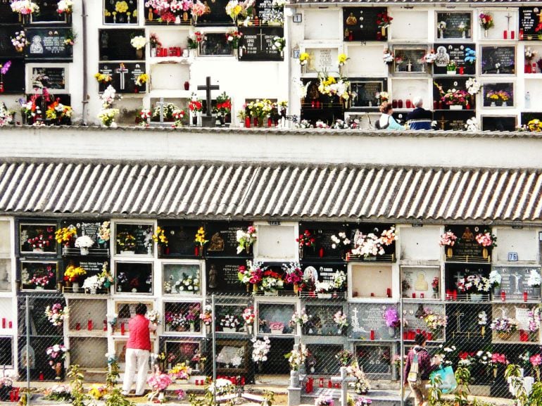 Cementerio de un pueblo de Extremadura preparado para la celebración de Todos los Santos y Fieles Difuntos.