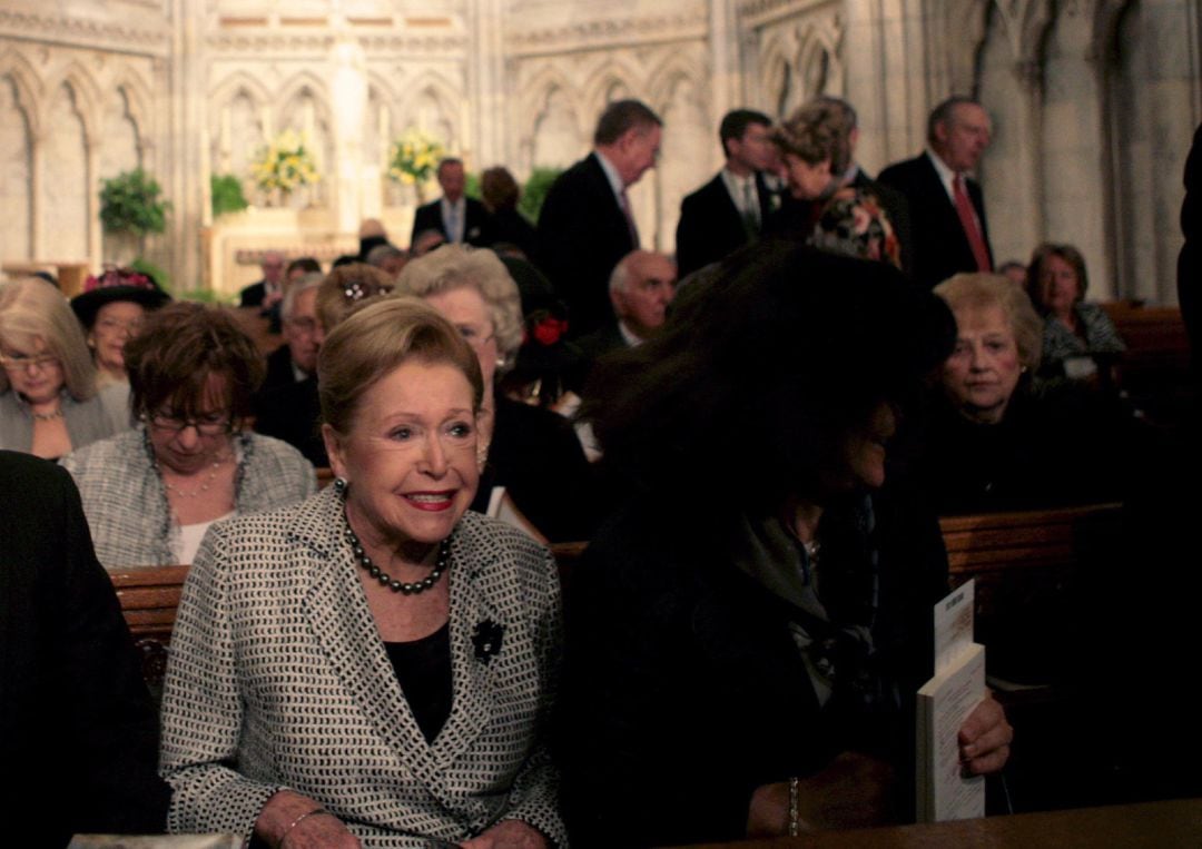 La autora Mary Higgins Clark en la llegada del Papa Benedicto XVI a la Catedral de San Patricio en Nueva York