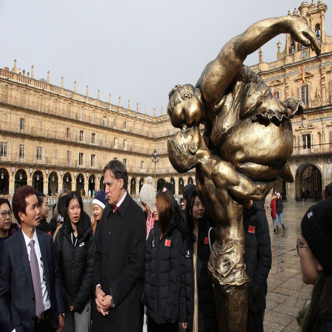 El escultor Xu Hongfei en la plaza mayor de Salamanca