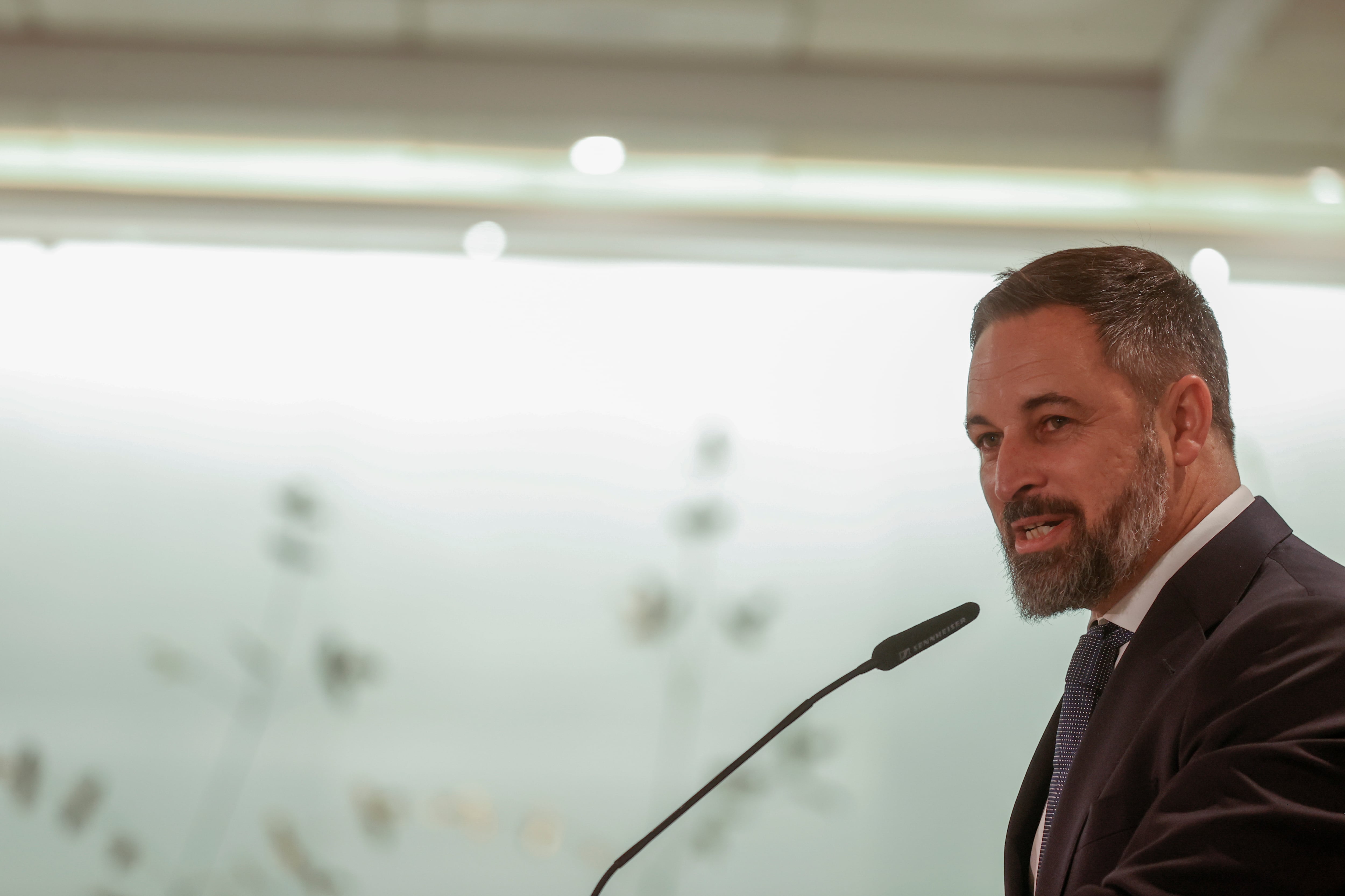 El presidente de Vox, Santiago Abascal, protagoniza un desayuno informativo en Madrid, este martes.