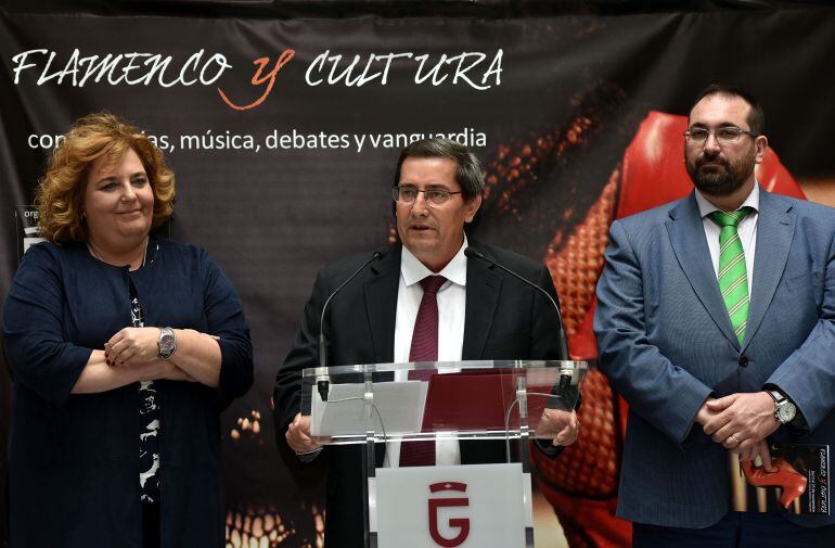 José Entrena (centro), durante la presentación de un acto cultural. 