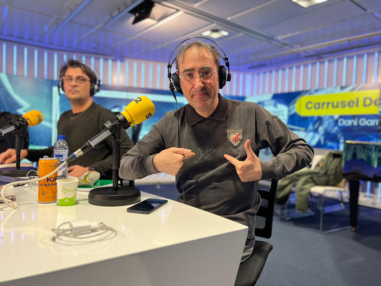 Eduardo Iturralde González, con la camiseta en homenaje a Iribar, en los estudios de la Cadena SER en Madrid